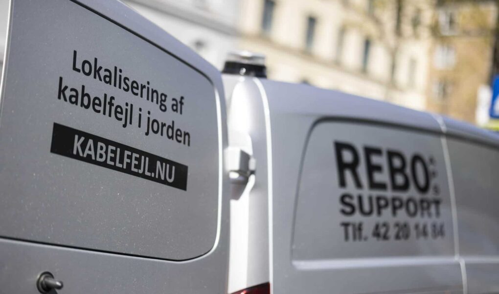 Gør boligforeningen klar til elbilboomet: Den komplette guide til fælles ladestandere