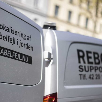 Gør boligforeningen klar til elbilboomet: Den komplette guide til fælles ladestandere