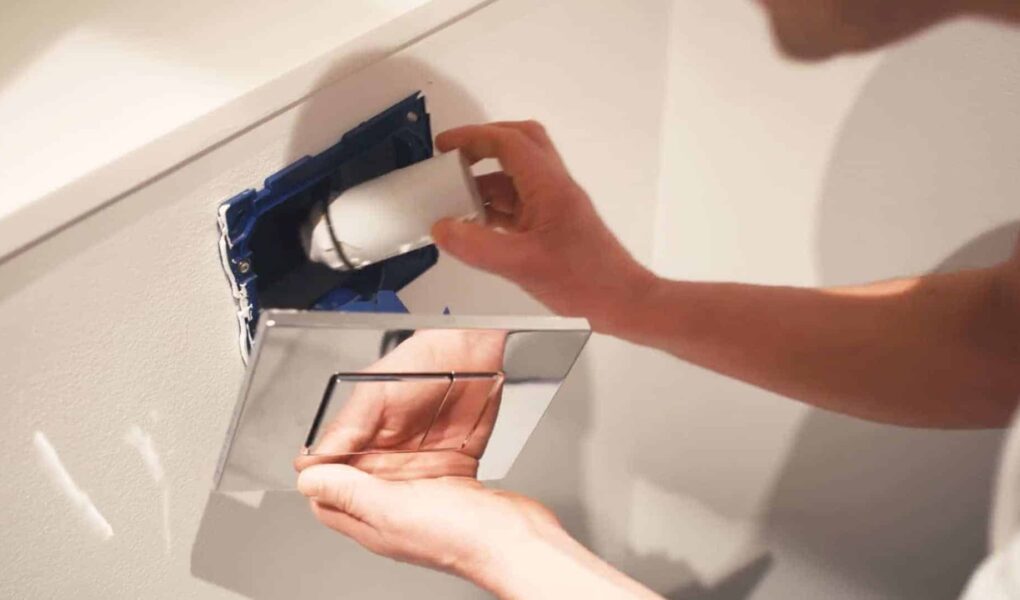 Professionel reparation af utæt eller løbende toilet i praksis
