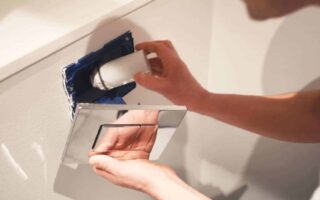 Professionel reparation af utæt eller løbende toilet i praksis