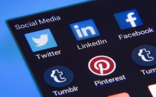 Den sociale medie-fælde: Sådan undgår du at blive afhængig af online platforme