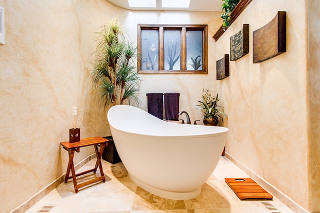 Sådan indretter du dit badeværelse med et fritstående badekar
