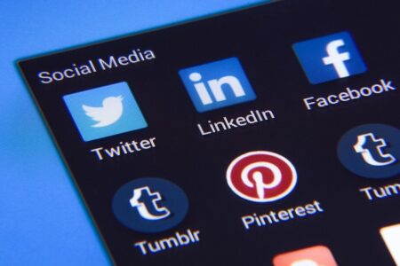 Fra chatrooms til sociale medier: En rejse gennem internettets sociale landskab