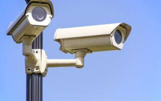 Guide til installation og vedligeholdelse af overvågningskameraer og dørspioner