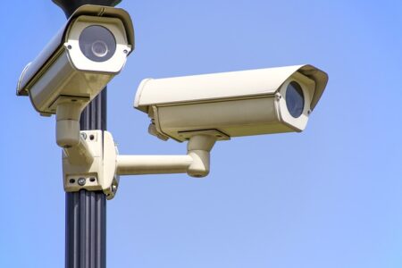Guide til installation og vedligeholdelse af overvågningskameraer og dørspioner